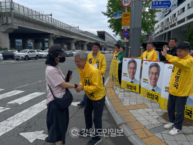 ▲ 민주노동당 권영국 대선 후보가 24일 춘천을 찾아 지지자와 약수하고 있다. 이정호 기자