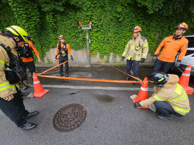 ▲ 24일 오후 2시 37분쯤 원주시 단계동의 한 도로에서 지름 10cm, 깊이 약 50cm의 땅 꺼짐(싱크홀)이 발생해 안전펜스가 설치됐다. 강원소방본부 제공