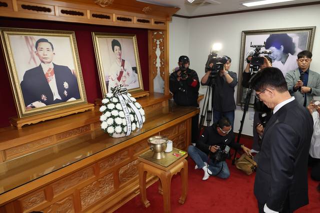 ▲ 국민의힘 김문수 대선 후보가 24일 경북 구미시 박정희 전 대통령 생가를 찾아 분향한 뒤 묵념하고 있다. 2025.5.24 연합뉴스