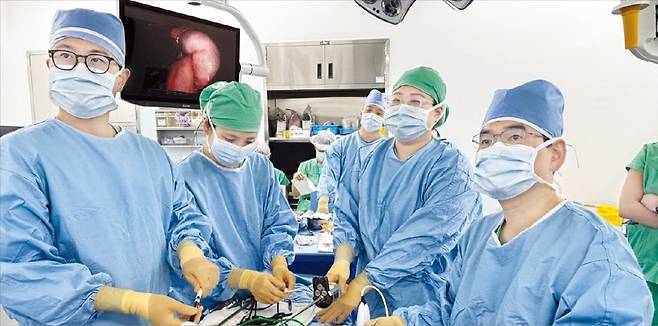 박도중 서울대병원 위장관외과 교수(오른쪽 첫 번째)가 복강경을 활용한 위암 수술을 집도하고 있다.  /서울대병원 제공