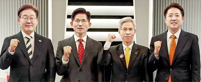 < 2차 TV토론…주먹 불끈 쥔 대선후보들 > 23일 서울 여의도 KBS 본관에서 열린 ‘6·3 대통령 선거’ 2차 TV 토론회에 앞서 후보들이 주먹을 쥐고 기념사진을 찍고 있다. 왼쪽부터 이재명 더불어민주당 후보, 김문수 국민의힘 후보, 권영국 민주노동당 후보, 이준석 개혁신당 후보.  /이솔 기자