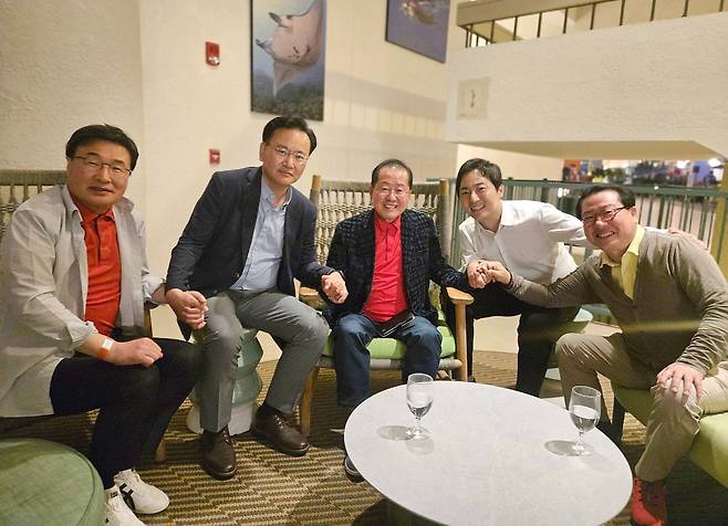 홍준표 전 대구시장의 선대위 합류를 설득하기 위해 지난 19일 미국 하와이를 방문한 국민의힘 대선 선대위 유상범 단일화추진본부장, 김대식 대외협력본부장, 조광한 대외협력부본부장, 이성배 선대위 대변인이 홍 전 시장(가운데)과 손잡고 기념 촬영을 하고 있다. / 사진=연합뉴스