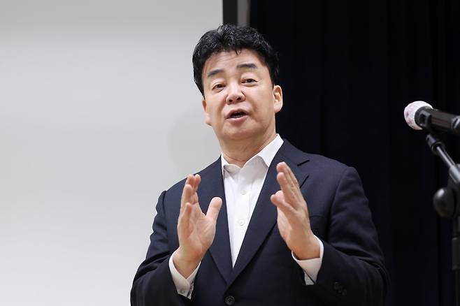 백종원 더본코리아 대표가 지난 28일 서울 서초구 스페이스쉐어 강남역센터에서 열린 첫 정기 주주총회를 마친 뒤 언론 앞에서 입장 표명 및 질의 응답 시간을 갖고 있다. 지난해 11월 6일 유가증권시장에 상장한 더본코리아는 지난 1월 말 제기된 '빽햄'의 품질 논란부터 최근 제기된 농지법 위반 의혹과 된장 등 자사 제품의 원산지 표기 오류, 새마을식당 온라인 카페에서 운영된 '직원 블랙리스트' 게시판, 농약 분무기 사용 등으로 약 두 달 동안 구설에 올랐다. 사진=연합뉴스