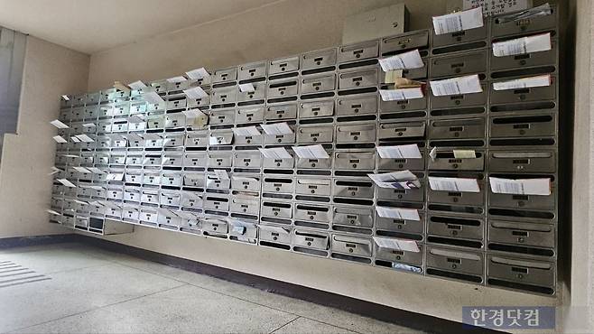 23일 배포된 지 수 일이 지났지만 가져가지 않은 선거 공보물/사진=유지희 기자