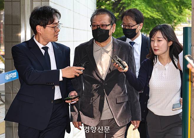 윤석열 전 대통령 부부의 청탐금지법 위반 의혹에 연루된 ‘건진법사’ 전성배씨가 지난 12일 불법 정치자금 수수 혐의 2차 재판을 받기 위해 서울남부지법으로 출석하고 있다. 문재원 기자