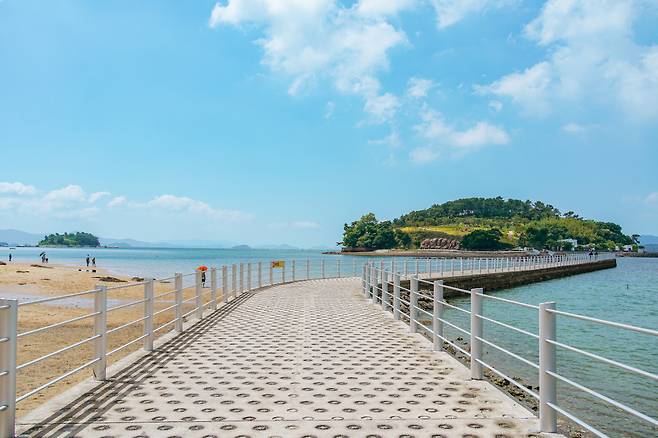 ‘예술의 섬’ 장도와 여수를 잇는 330m 길이의 보행자 전용 진섬다리는 해수면과 거의 맞닿아 있어, 섬을 찾기 전 물때를 반드시 확인해야 한다.