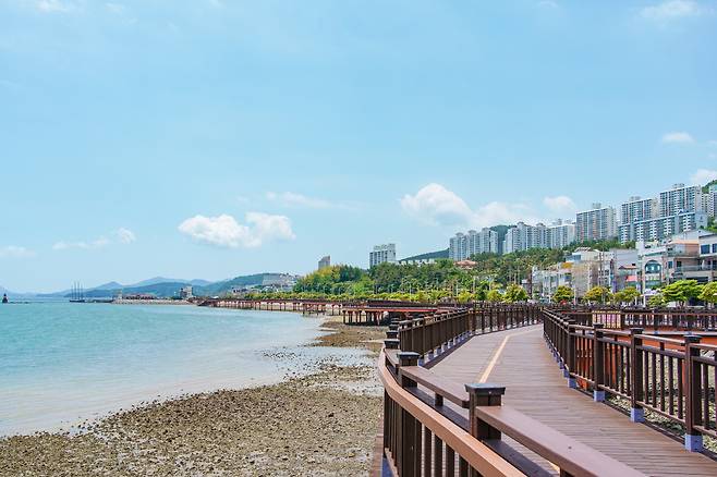 드넓은 바다로 개방감을 주는 소호동동다리. 여수의 낮바다가 여행객에게 펼쳐 보이는 풍경들이다.