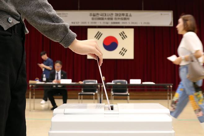 <118개국서 대선 재외투표 시작>  제21대 대통령 선거를 앞두고 해외에 거주하거나 체류하는 유권자들의 재외투표가 시작된 20일 일본 도쿄 미나토구 주일한국대사관에 마련된 재외투표소에서 한 유권자가 투표용지를 투표함에 넣고 있다. 이번 대선 재외투표는 전 세계 118개국 223개 투표소에서 25일까지 진행된다. 연합뉴스