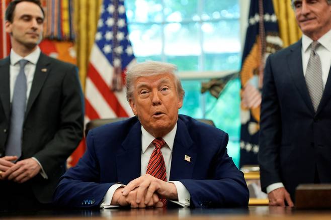 미국 대통령 도널드 트럼프가 23일(현지시간) 미국 워싱턴 D.C. 백악관에서 행정명령에 서명하기에 앞서 반응을 살피고 있다. 로이터연합뉴스