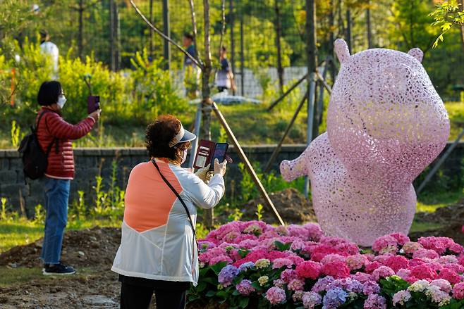 Visitor enjoys the Seoul International Garden Show 2025 at Boramae Park in Dongjak-gu, southwestern Seoul on Thursday. (Seoul Metropolitan Government)
