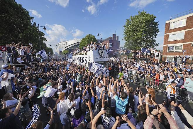 Tottenham Hotspur fans cheer for the team during the open-top bus parade on May 23. [AP/YONHAP]