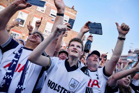 Tottenham Hotspur fans cheer on players and try to get pictures during the team's victory parade on May 23. [AFP/YONHAP]
