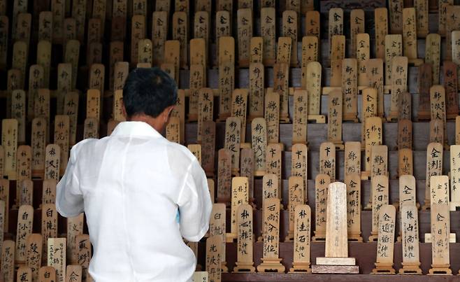 2019년 8월 6일 오전 경남 합천군 합천 원폭복지회관에서 열린 74주기 원폭 희생자 추도식에서 한 시민이 위령각 위패를 바라보고 있다. 연합뉴스