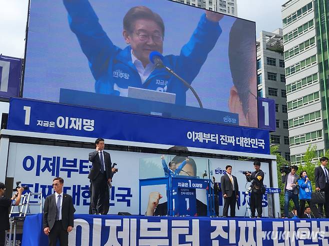 이재명 더불어민주당 대선 후보가 24일 경기 안양시 동안구 평촌중앙공원에서 시민들에게 인사하고 있다. 권혜진 기자