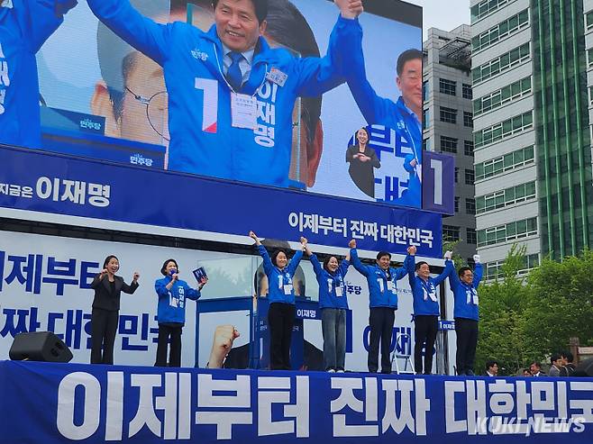 이소영(왼쪽부터), 이재정, 이학영, 강득구, 민병덕 더불어민주당 의원이 24일 경기 안양시 동안구 평촌중앙공원에서 이재명 민주당 대선 후보의 집중 유세 지원에 나섰다. 권혜진 기자