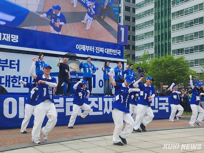 24일 경기 안양시 동안구 평촌중앙공원에서 이재명 더불어민주당 대선 후보의 집중 유세가 진행됐다. 권혜진 기자