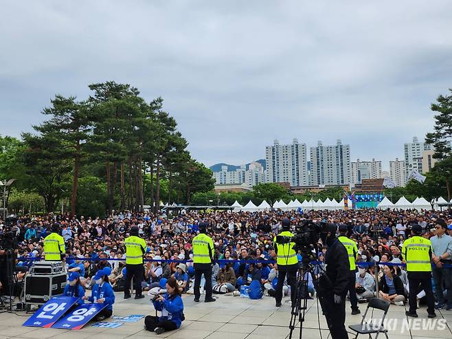 24일 경기 안양시 동안구 평촌중앙공원에서 이재명 더불어민주당 대선 후보의 집중 유세가 진행됐다. 권혜진 기자
