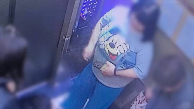 데이트앱에서 만난 남성들과 사귀며 결혼을 빙자해 4억원을 가로챈 혐의를 받는 40대 여성 A씨 모습. 의정부경찰서 제공, 연합뉴스