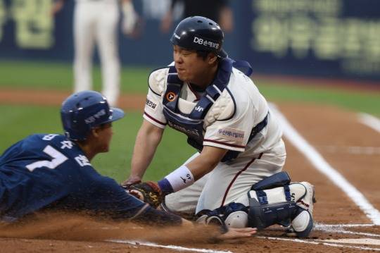 23일 잠실 경기 1회초 홈에서 태그 아웃되는 NC 김주원. 사진[연합뉴스]