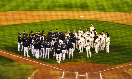 23일 경기에서 대치하는 NC와 두산 선수들. 사진[연합뉴스]