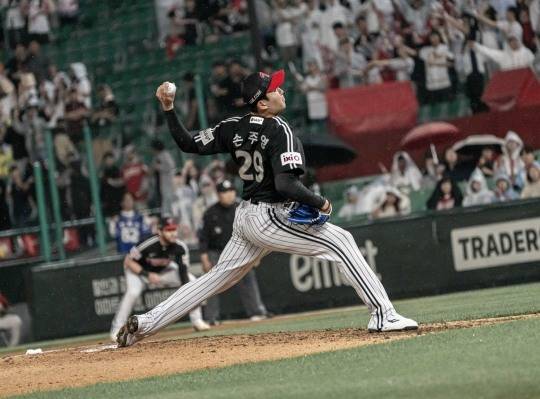 7이닝 1실점 호투로 염경엽 감독 600승을 견인한 LG 손주영. 사진[연합뉴스]