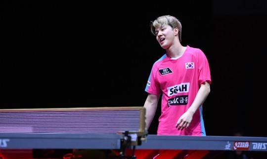 세계탁구선수권 남자단식 8강 탈락 후 아쉬워하는 안재현. 사진[연합뉴스]