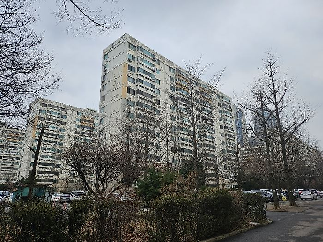 서울 영등포구 여의도동에 위치한 시범아파트 전용 157㎡(10층)이 지난 20일 역대 최고가 수준인 40억8000만원에 경매로 낙찰됐다. 사진은 여의도 시범아파트 전경 [제공=지지옥션]