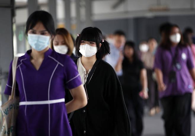 지난 20일 태국 시민들이 마스크를 쓴 채로 출근길에 나선 모습 [사진 출처 = EPA 연합뉴스]