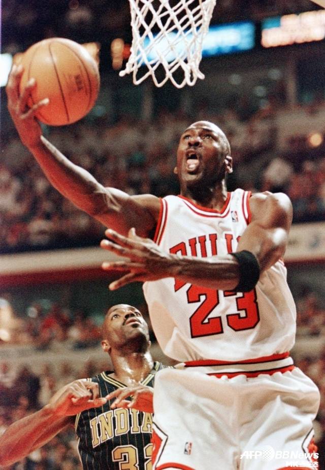 조던은 1984 NBA 드래프트에서 시카고 불스에 전체 3순위 지명을 받은 후 1997-98시즌까지 단 한 번의 이적 없이 활약했다. 이후 2001년 워싱턴 위저즈로 복귀, 2번의 시즌을 보냈으나 사실상 조던은 곧 시카고였고 시카고 역시 곧 조던이었다. 사진=AFPBBNews=News1