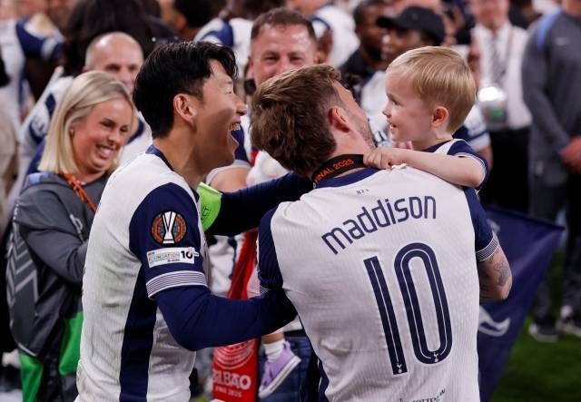 손흥민과 매디슨은 토트넘에서의 첫 우승 이후 함께 기뻐했다. 사진=REUTERS=연합뉴스