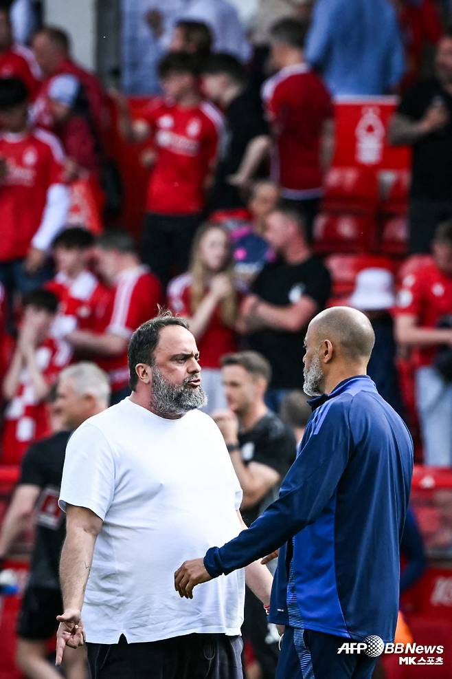 문제의 시작은 11일 레스터 시티전이었다. 노팅엄은 이날 레스터와의 홈경기에서 2-2 무승부를 기록했다. 경기 종료 후 노팅엄 에반겔로스 마리나키스 구단주(사진 왼쪽)가 그라운드로 내려와 누누 감독과 언쟁을 벌였다. 사진=AFPBBNews=News1