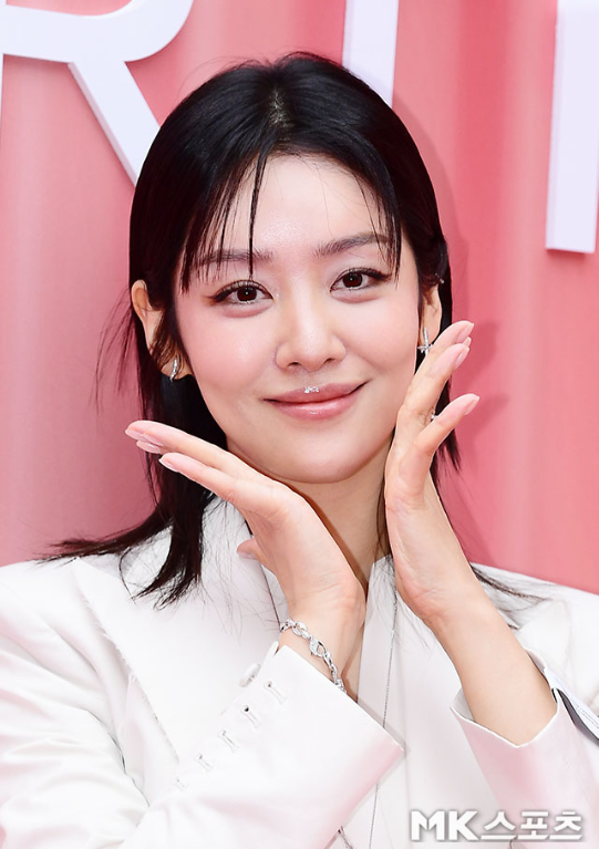 메이크업은 내추럴한 피부결에 립과 눈매에만 포인트를 더했다. 사진=김영구 기자