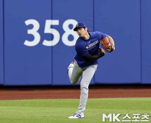 오타니 쇼헤이가 24일(한국시간) 미국 뉴욕주 플러싱의 시티필드에서 열리는 뉴욕 메츠와 원정경기를 앞두고 캐치볼을 소화하고 있다.사진=고홍석 MK스포츠 통신원