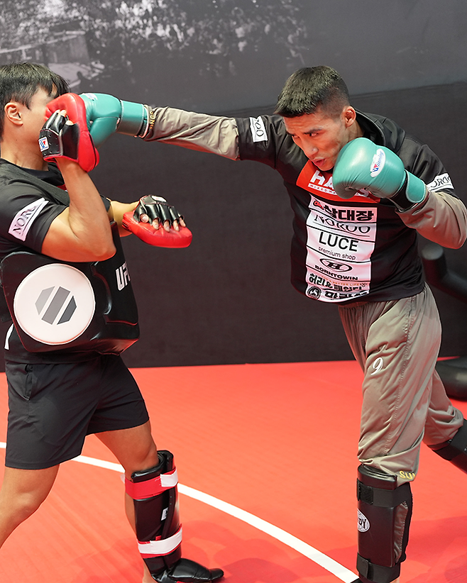 ONE Championship 7승 2패 윤창민이 2025년 5월 중국 퍼포먼스 인스티튜트 상하이 Road to UFC 시즌4 페더급 토너먼트 준준결승 대비 훈련을 하고 있다. 윤창민은 아시아 종합격투기 톱스타 추성훈 김동현의 제자다. 사진=TKO