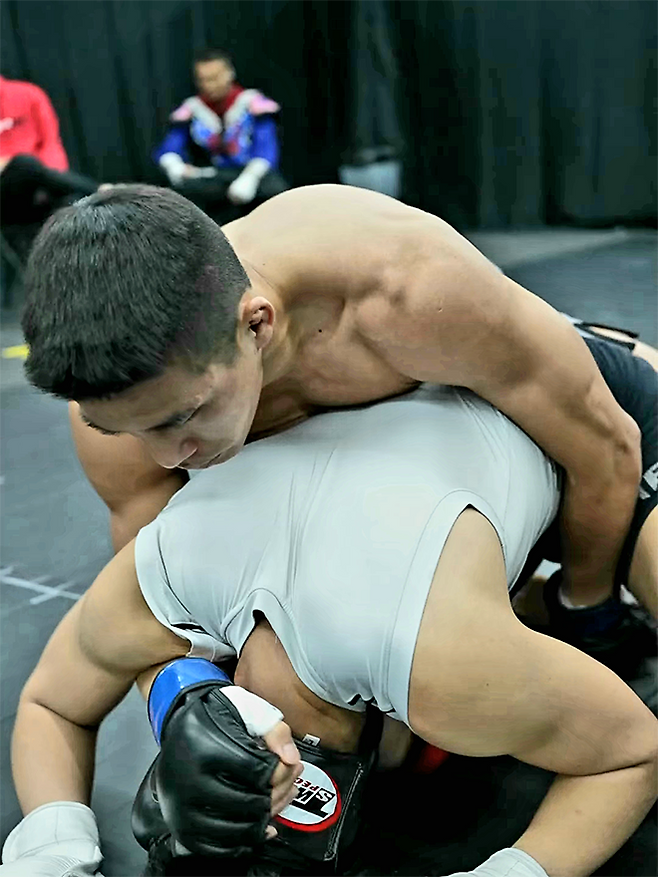 ONE Championship 7승 2패 윤창민이 2025년 5월 중국 퍼포먼스 인스티튜트 상하이 Road to UFC 시즌4 페더급 토너먼트 준준결승 시작 전 그래플링 훈련으로 몸을 풀고 있다. 윤창민은 아시아 종합격투기 톱스타 추성훈 김동현의 제자다. 사진=TKO