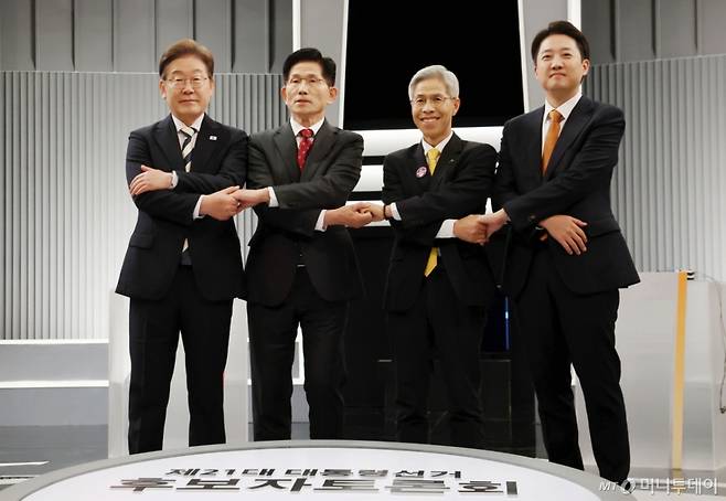 [서울=뉴시스] 국회사진기자단 = 23일 서울 영등포구 KBS본관 스튜디오에서 열린 중앙선거방송토론위원회 주관 제21대 대통령선거 2차 후보자 토론회 시작에 앞서 각 정당 대선후보들이 기념촬영을 하고 있다. 왼쪽부터 이재명 더불어민주당, 김문수 국민의힘, 권영국 민주노동당, 이준석 개혁신당 대선후보. 2025.05.23. photo@newsis.com /사진=