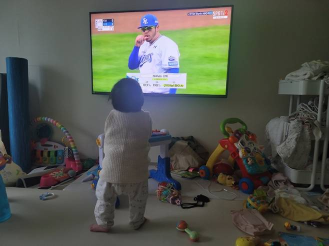 집 TV를 틀어놓더라도 자극적인 장면은 최대한 안 보여주려고 노력한다. 그나마 괜찮은 것 중 하나가 스포츠 화면이다. 경기 내용만 모른다면 정서 발달에 큰 문제가 없을 것이라 믿는다. /사진=최우영 기자