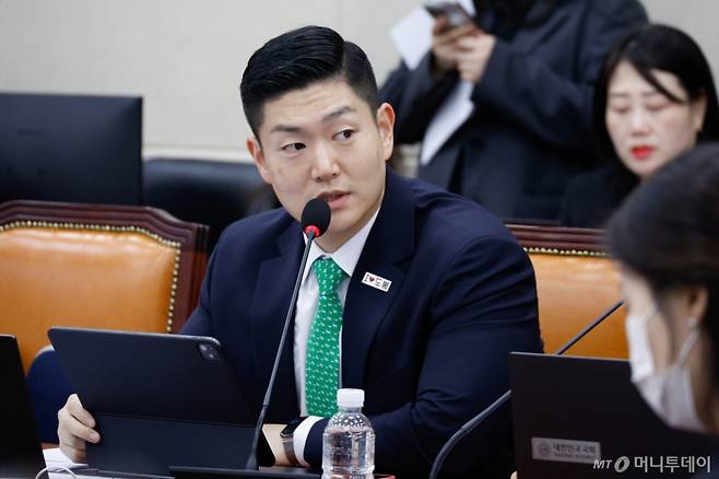 (서울=뉴스1) 안은나 기자 = 김재섭 국민의힘 의원이 17일 오후 서울 여의도 국회 정무위원회에서 열린 금융감독원·서민금융진흥원 국정감사에서 구영배 큐텐그룹 대표가  류광진 티몬 대표에게 보낸 이메일 내용을 입수, 이와 관련 이복현 금감원장을 향해 질의하고 있다. 2024.10.17/뉴스1  Copyright (C) 뉴스1. All rights reserved. 무단 전재 및 재배포,  AI학습 이용 금지. /사진=(서울=뉴스1) 안은나 기자