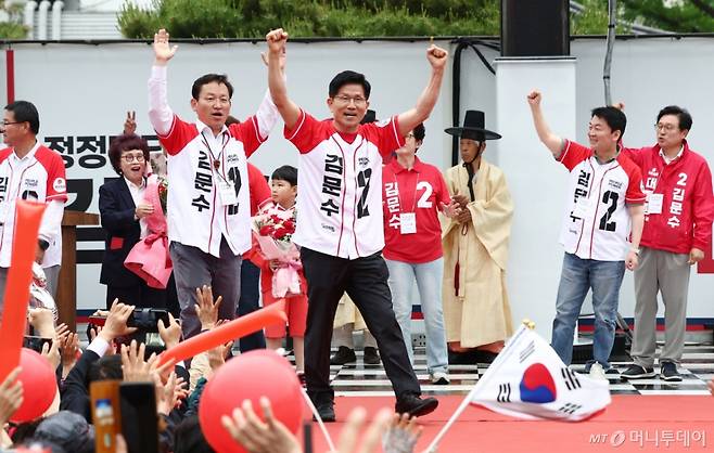 김문수 국민의힘 대통령 후보가 24일 경북 안동시 웅부공원 앞에서 유세를 하고 있다./사잔=뉴스1