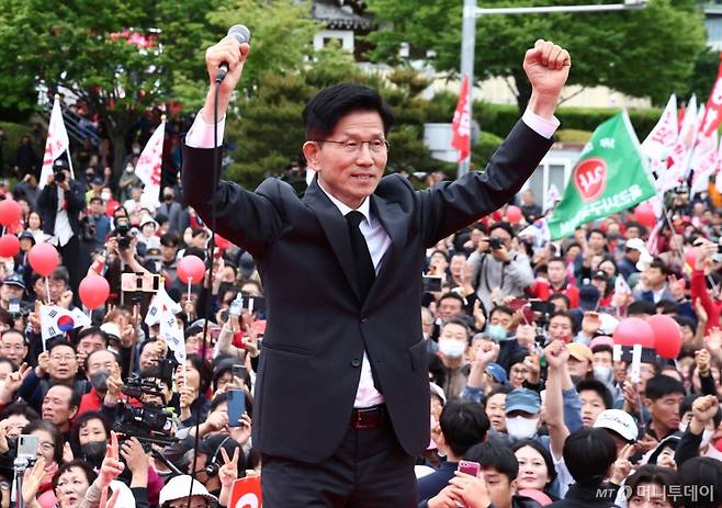 [구미=뉴시스] 권창회 기자 = 김문수 국민의힘 대선 후보가 24일 경북 구미시 박정희 전 대통령 생가 인근에서 열린 유세에서 연설을 마친 뒤 양손을 들어보이고 있다. (공동취재) 2025.05.24. photo@newsis.com /사진=