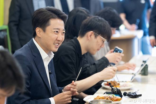 (서울=뉴스1) 이승배 기자 = 이준석 개혁신당 대통령 후보가 24일 서울 동작구 노량진의 한 한식 뷔페에서 식사를 하며 공시생들과 대화하고 있다. 2025.5.24/뉴스1  Copyright (C) 뉴스1. All rights reserved. 무단 전재 및 재배포,  AI학습 이용 금지. /사진=(서울=뉴스1) 이승배 기자