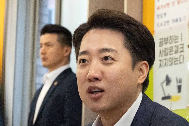 이준석 개혁신당 대선 후보가 '대선 후보 중 부정 선거론자 아닌 사람은 저 뿐'이라고 밝혔다. 사진은 24일 서울 동작구 노량진의 한 한식 뷔페에서 식사하며 공시생들과 대화 중인 이 후보. /사진=뉴스1