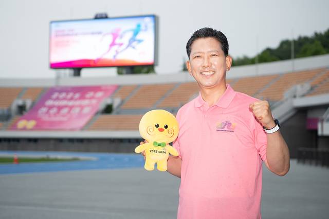 김장호(구미시장) 아시아육상경기선수권대회 조직위원회 공동위원장이 주경기장인 구미시민운동장에서 마스코트 인형 ‘러닝토미’를 들고 환하게 웃고 있다. 구미시청 제공