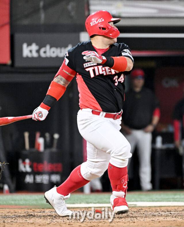 21일 오후 경기도 수원시 조원동 수원kt위즈파크에서 진행된 '2025 프로야구 KBO리그' kt위즈와 KIA타이거즈의 경기. 기아 최형우가 5회초 1사 1루서 안타를 치고 있다./마이데일리