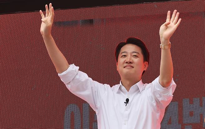 이준석 개혁신당 대선 후보가 24일 경기도 수원시 팔달구 수원역 로데오거리에서 시민들에게 인사하고 있다. [연합]