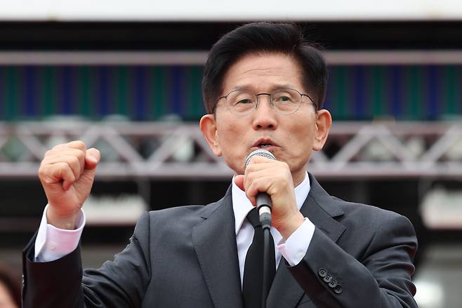 국민의힘 김문수 대선 후보가 24일 경북 구미시 박정희 전 대통령 생가 앞에서 집중유세를 하고 있다. <연합>