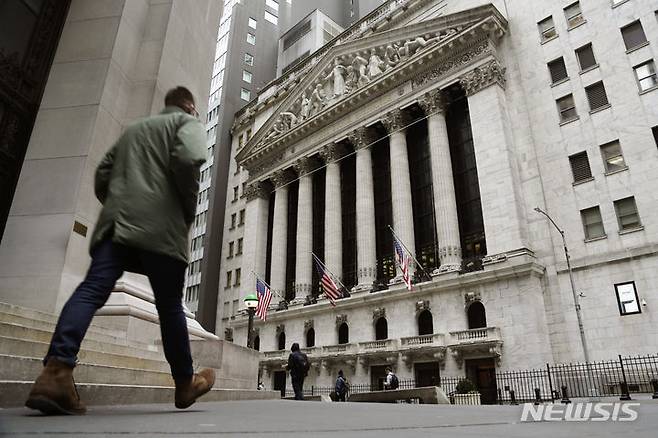 [뉴욕=AP/뉴시스] 2023년 3월22일(현지 시간) 뉴욕 증권거래소 앞을 사람들이 지나가고 있다. 2025.05.24.