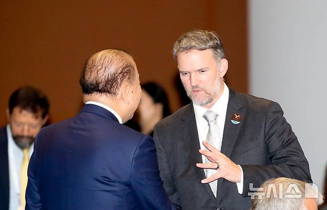 [서귀포=뉴시스] 우장호 기자 = 제이미슨 그리어 미국 무역대표부(USTR) 대표가 지난 15일 오후 서귀포 제주국제컨벤션센터(ICC)에서 열린 아시아태평양경제협력체(APEC) 통상장관회의에 앞서 참석자들과 대화를 나누고 있다. 2025.05.24.