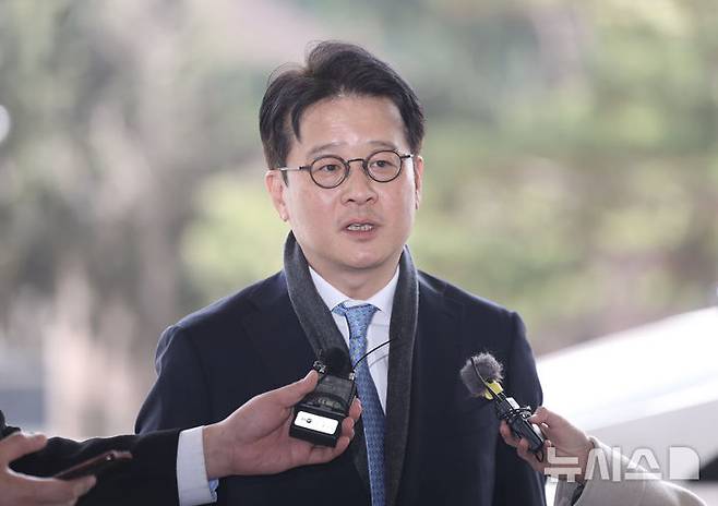 [서울=뉴시스] 김명년 기자 = 헌법재판소에서 탄핵소추안이 기각되면서 직무에 복귀한 이창수 중앙지검장이 13일 오후 서울 서초구 서울중앙지방검찰청으로 출근하며 입장을 밝히고 있다 2025.03.13. kmn@newsis.com