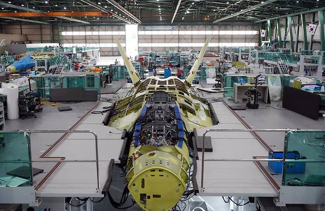 [서울=뉴시스] 방위사업청은 20일 경남 사천 한국항공우주산업에서 'KF-21 최초양산 항공기 최종조립 착수' 행사를 열었다고 밝혔다. 사진은 조립 중인 KF-21 최초양산 1호기. (사진=방위사업청 제공) 2025.05.20. photo@newsis.com *재판매 및 DB 금지